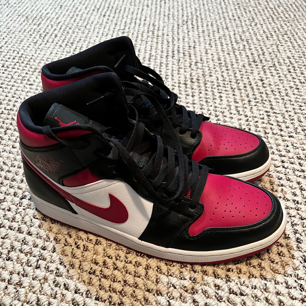 Air Jordan 1 Mid - Slightly used size 13